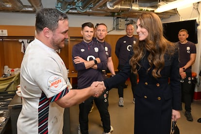 La princesa de Gales saluda al jugador de Inglaterra Jamie George en los vestuarios del estadio de Cardiff.