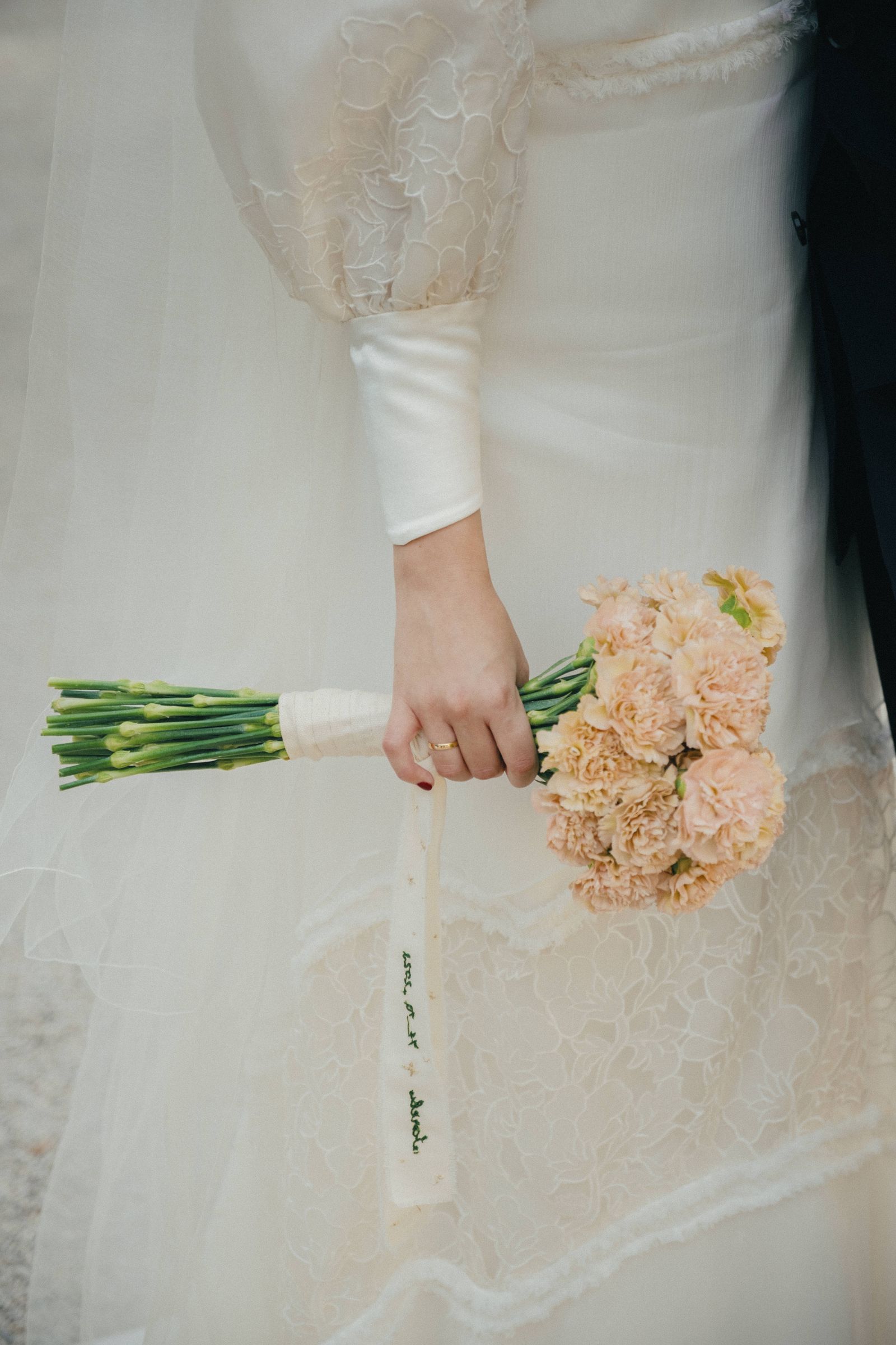 Ramo de novia de claveles en la boda de Sara