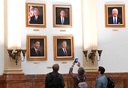Los retratos de varios presidentes, en la rotonda del Capitolio de Colorado.