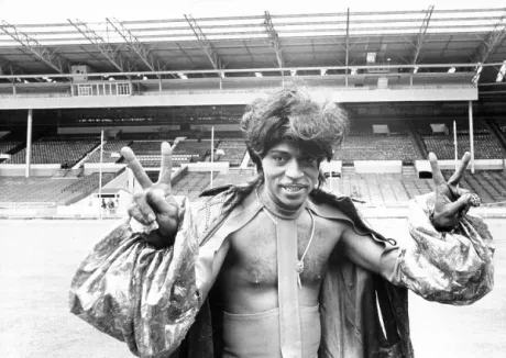 EL ENCUENTRO DE JULIAN RUIZ CON LITTLE RICHARD EN UN AVION , TRAS SU ACTUACION EN BENIDORM