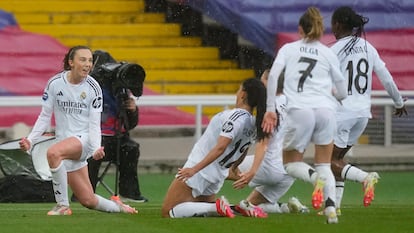 Caroline Weir (izquierda) celebra con sus compañeras uno de sus dos goles ante el Barcelona el pasado domingo en el Estadi Olímpic Lluís Companys.