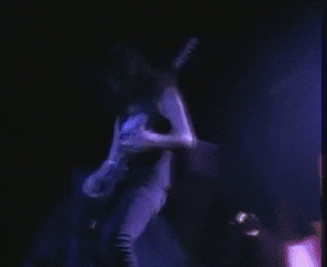 Kirk Hammett tocando uno de sus icónicos solos en uno de los más épicos conciertos de Metallica.- Blog Hola Telcel 