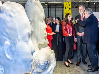 Los Reyes charlan con Jaume Plensa durante la visita al estand de EL PAÍS en Arco, en presencia de Isabel Díaz Ayuso, presidenta de la Comunidad de Madrid, y Pepa Bueno, directora de EL PAÍS.