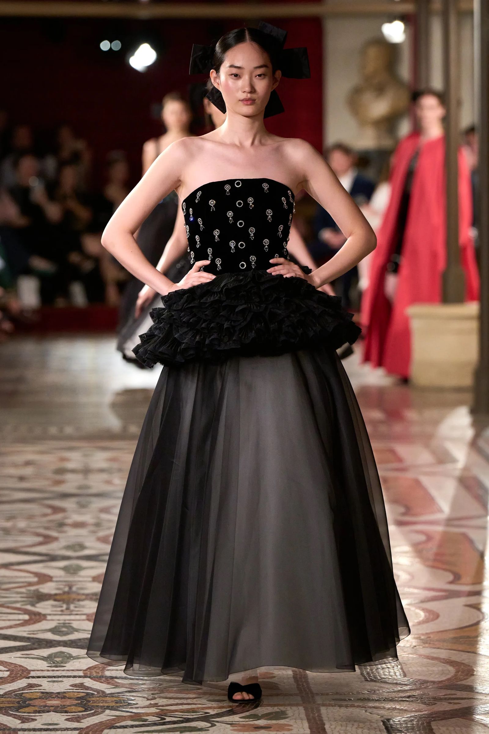 Keira Knightley con un vestido negro de chanel en la cena del Louvre