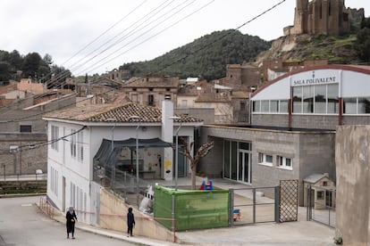 Una mujer acompaña a su hijo a la escuela Santa Maria.