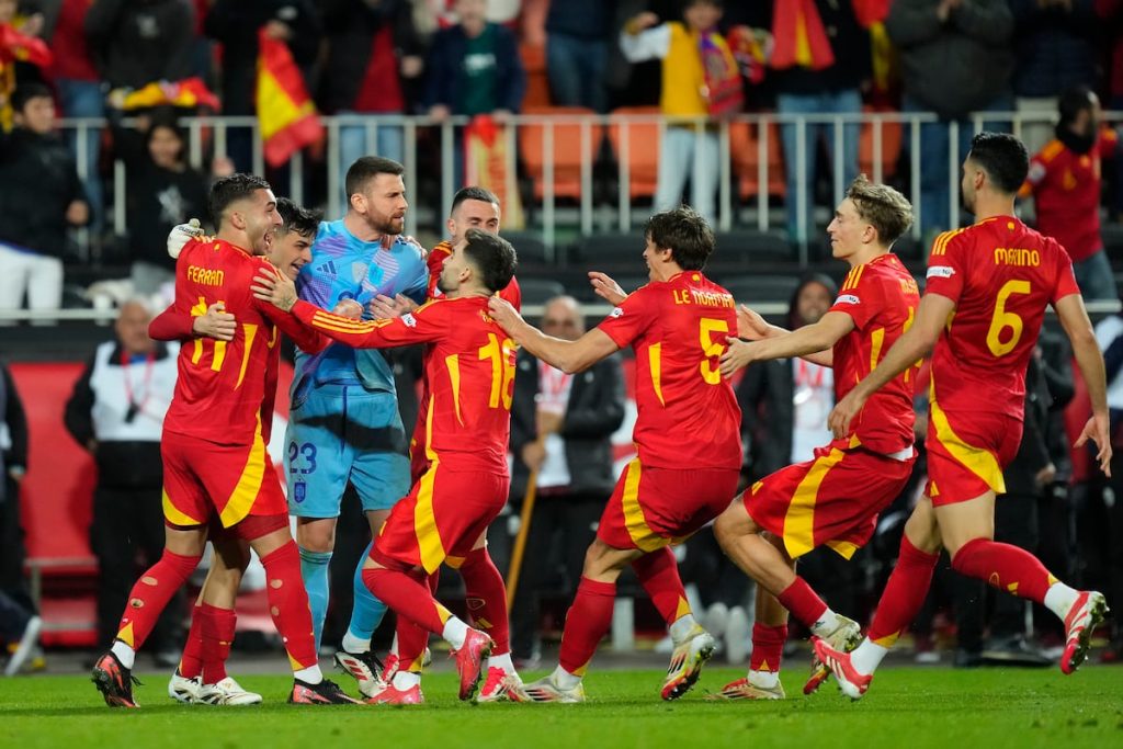 Los jugadores de la selección celebran con Unai Simón la victoria en la tanda de penaltis.