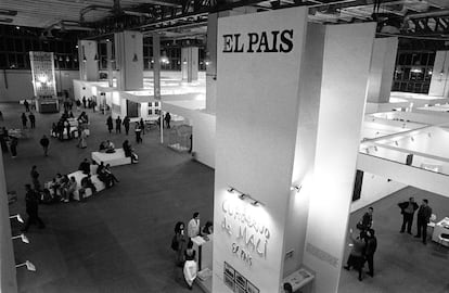 EL PAÍS inició en esta edición su larga colaboración en el feria Arco. Se expusieron los originales de Miquel Barceló y las fotografías de Jean Marie del Moral aparecidos en el número 52 de 'El País Semanal' del 16 de febrero de 1992, dedicado al 'Cuaderno de Mali'.