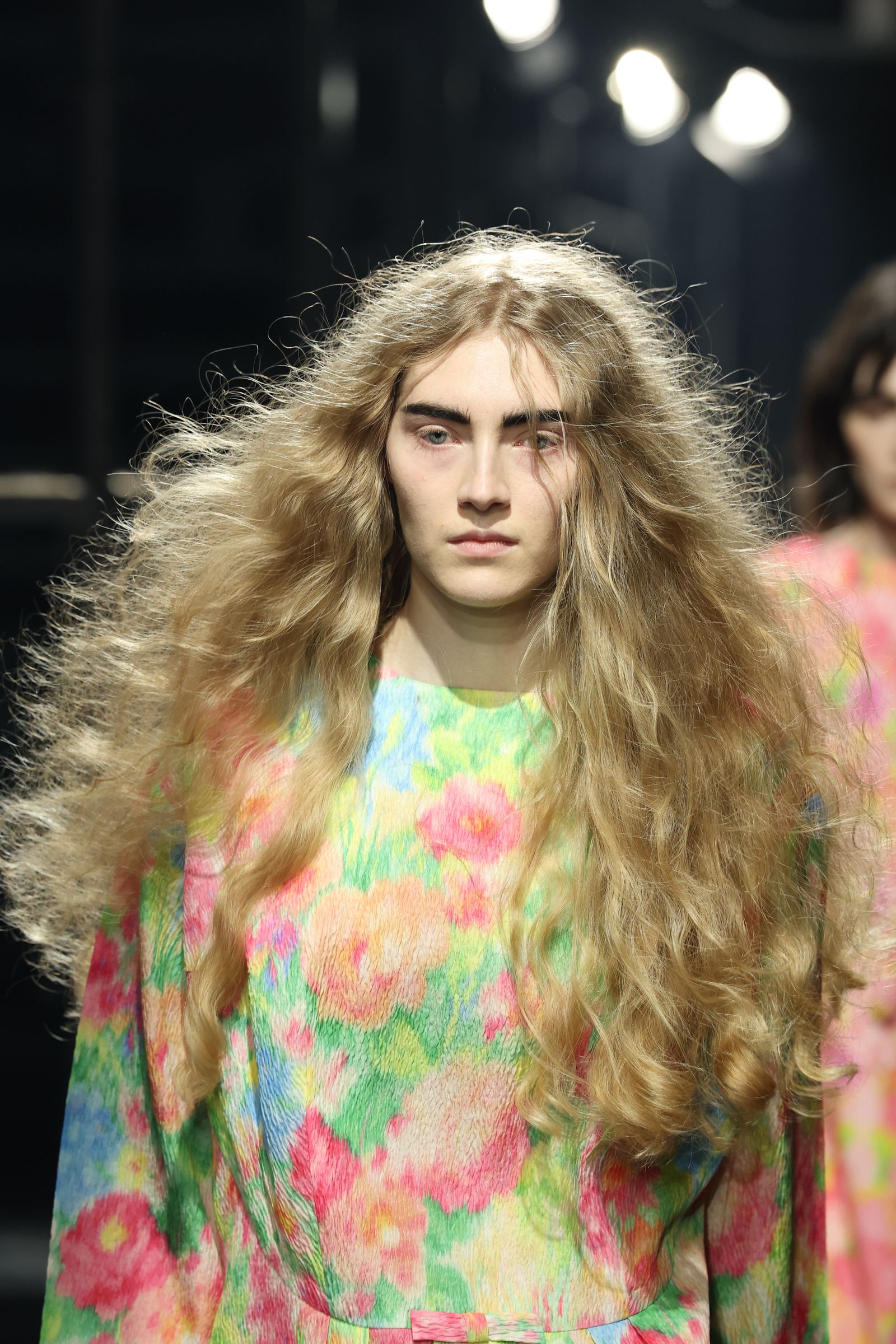 Pelo frizz la tendencia de 2025