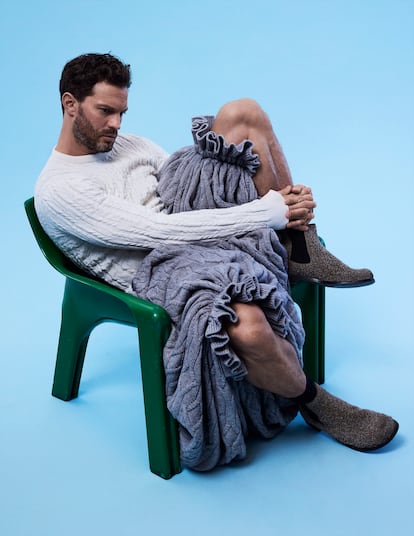 El galán irlandés luce un 'look' completo de Loewe: jersey con botines y pantalones hiperanchos.
