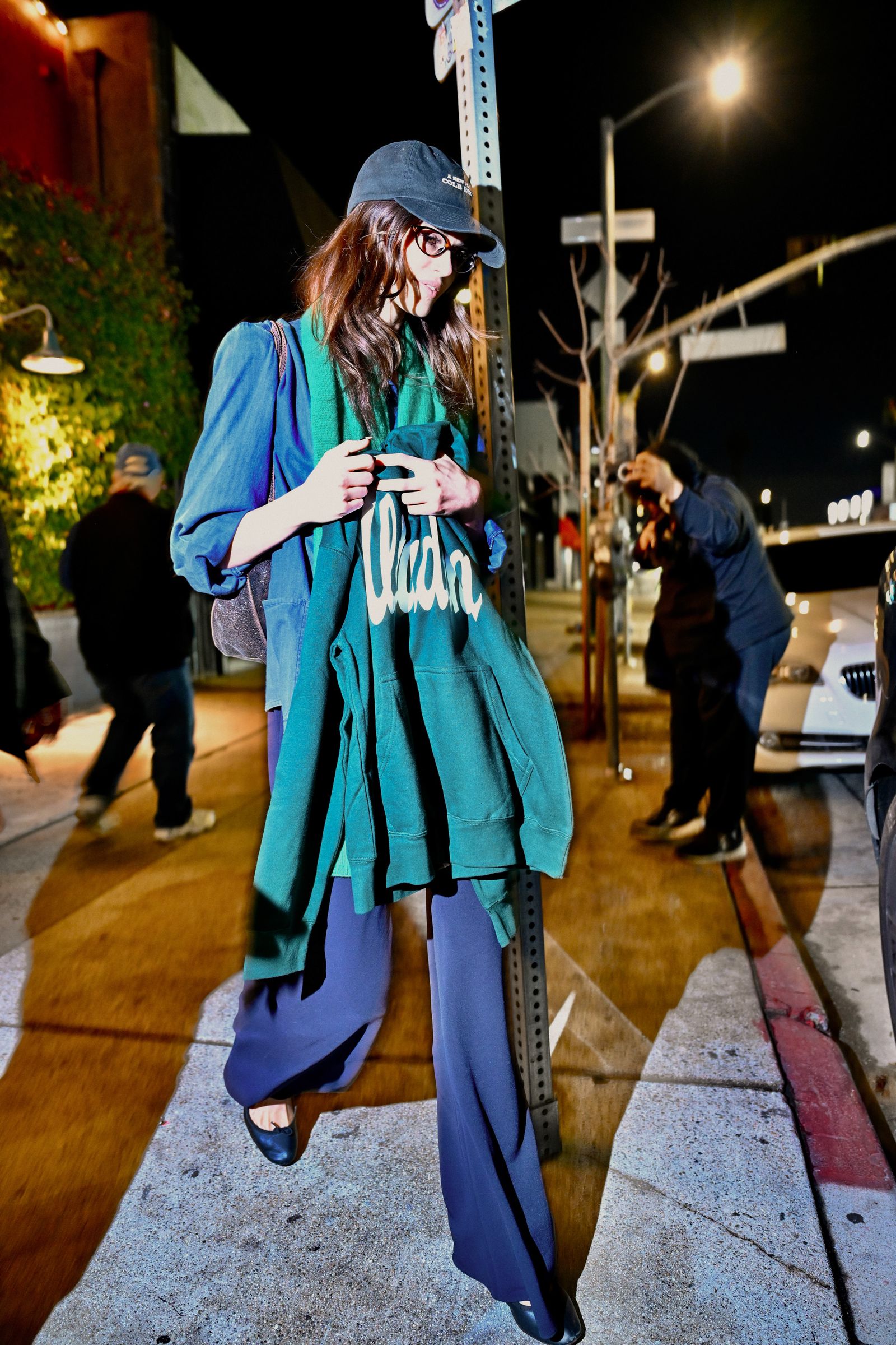 Kaia Gerber con un look compuesto por bailarinas y sudadera