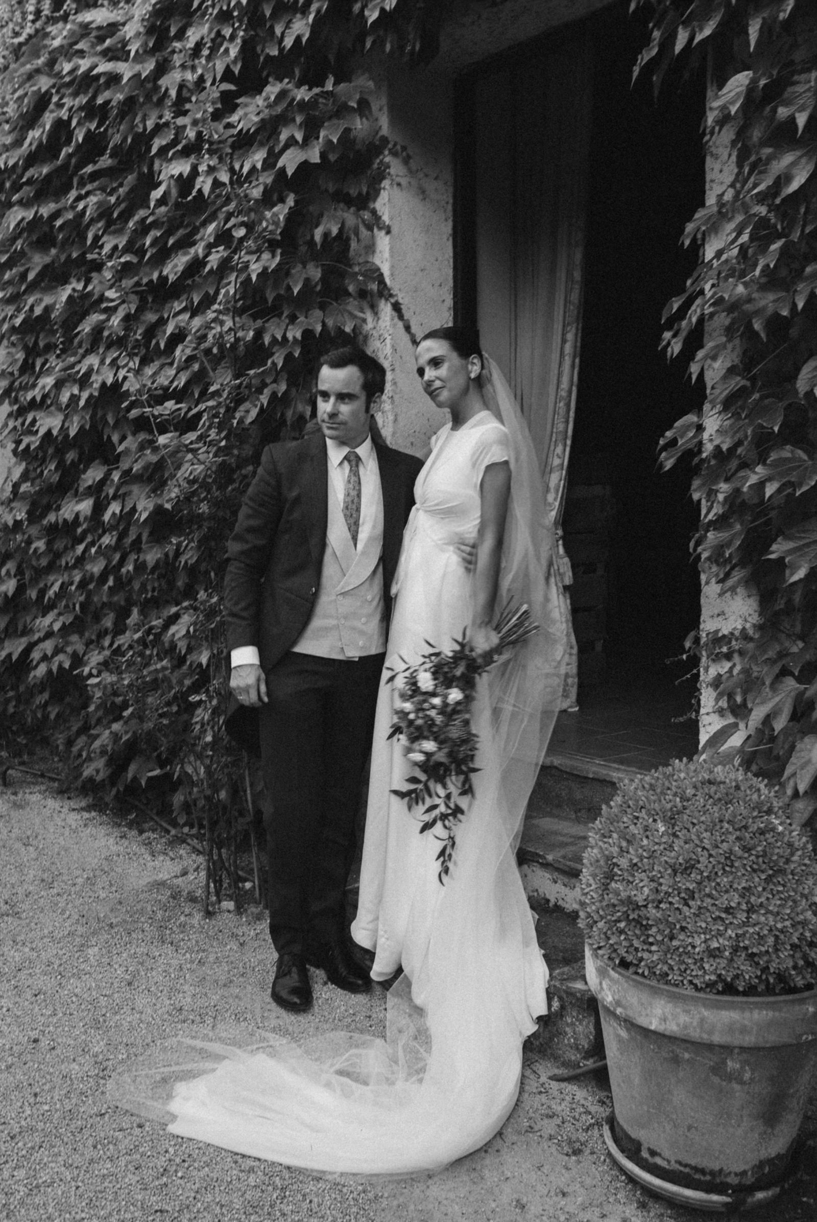 La boda en Segovia de María y Ernesto una cena a la luz de las velas en el jardín de un caserío