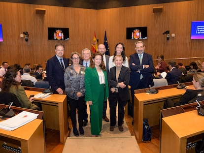 Los participantes del foro. De izquierda a derecha: Alberto Martínez, consejero de Salud del País Vasco; Julia Camps, vicepresidenta SEDIM; Dr. José Luis Rodríguez, presidente saliente SEAP; Fátima Matute, consejera de Sanidad de la Comunidad de Madrid; David del Valle, ginecólogo del Hospital Universitario de Donostia; Emilia de Alonso, general manager de la península Ibérica de Hologic; Begoña Barragán, presidenta GEPAC y Jesús Fernández, consejero de Sanidad de Castilla-La Mancha.