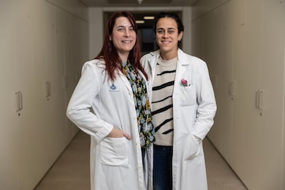 A la izquierda, la trabajadora social Antía Fariñas y, a la derecha, la psicóloga Lorena Grande en el Hospital Universitario San Rafael de Madrid en enero.