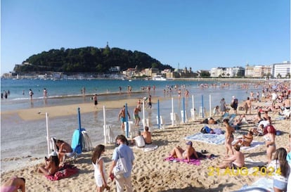Una imagen de La Concha en agosto de 2024, tomada por la Dirección de Costas, en la que se aprecia que la marea alcanza la zona de los parasoles