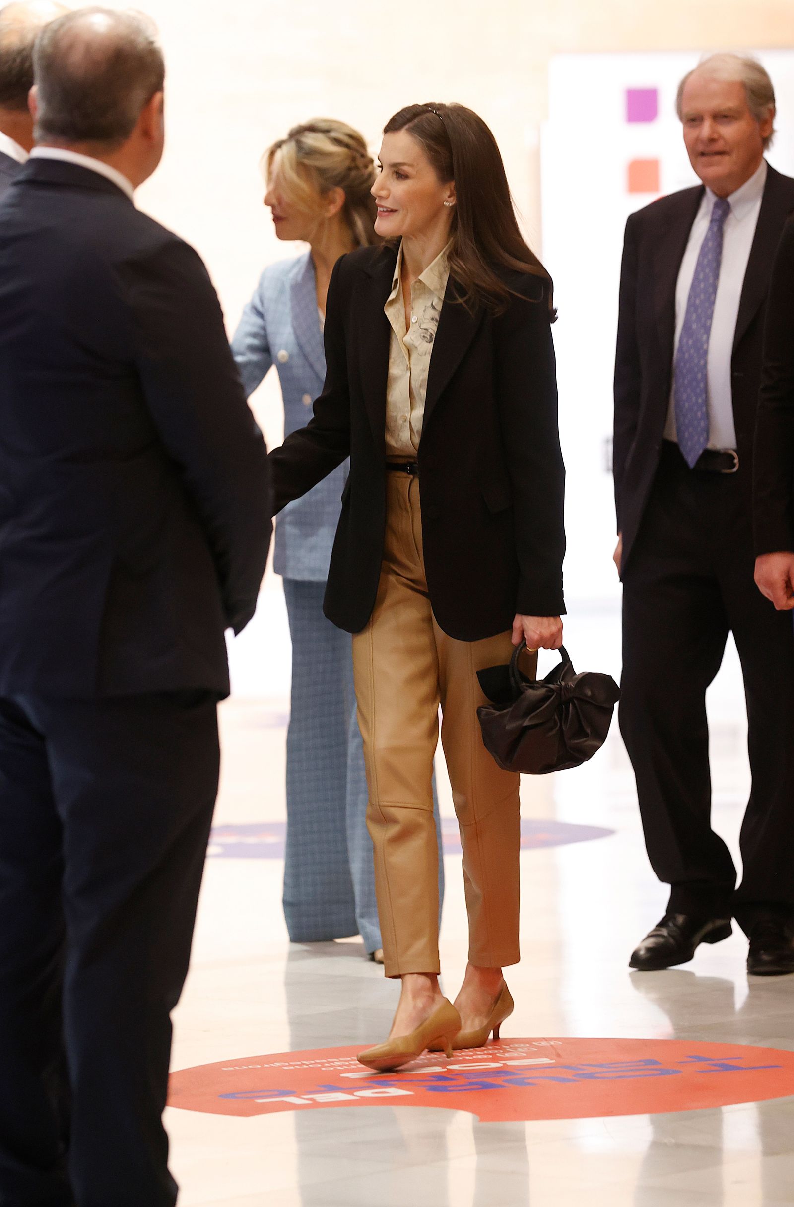 La reina Letizia con pantalones de efecto piel