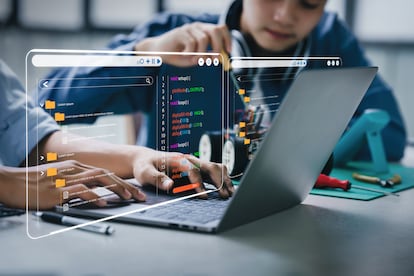 Amazon Future Engineer, iniciativa dirigida a alumnos de primaria, secundaria y bachillerato, proporciona acceso a la educación en informática a través de colaboraciones con organizaciones educativas como Code.org e YMCA.