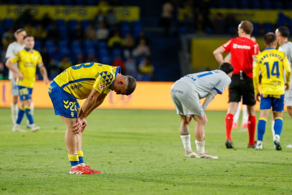 Los jugadores de Las Palmas y Alavés al finalizar el partido en Gran Canaria este viernes.