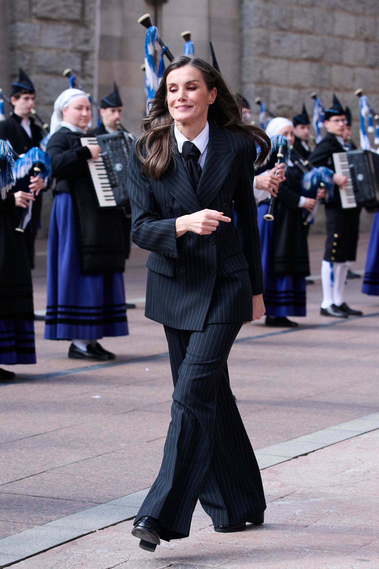 traje de raya diplomtica una tendencia de primavera 2025 que ha enamorado hasta a la reina Letizia