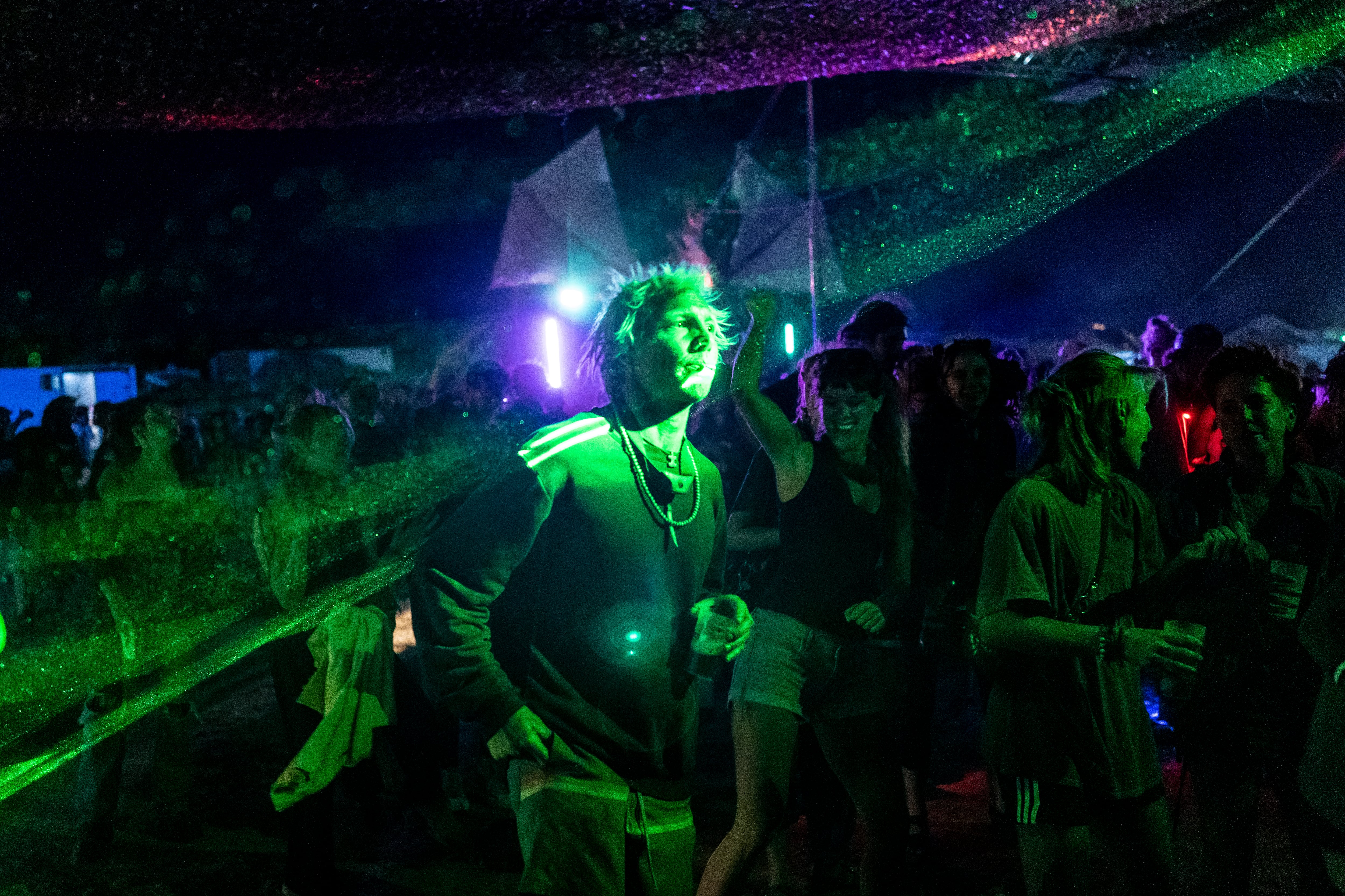 Cientos de jóvenes se divierten en una 'rave', en una imagen de archivo.