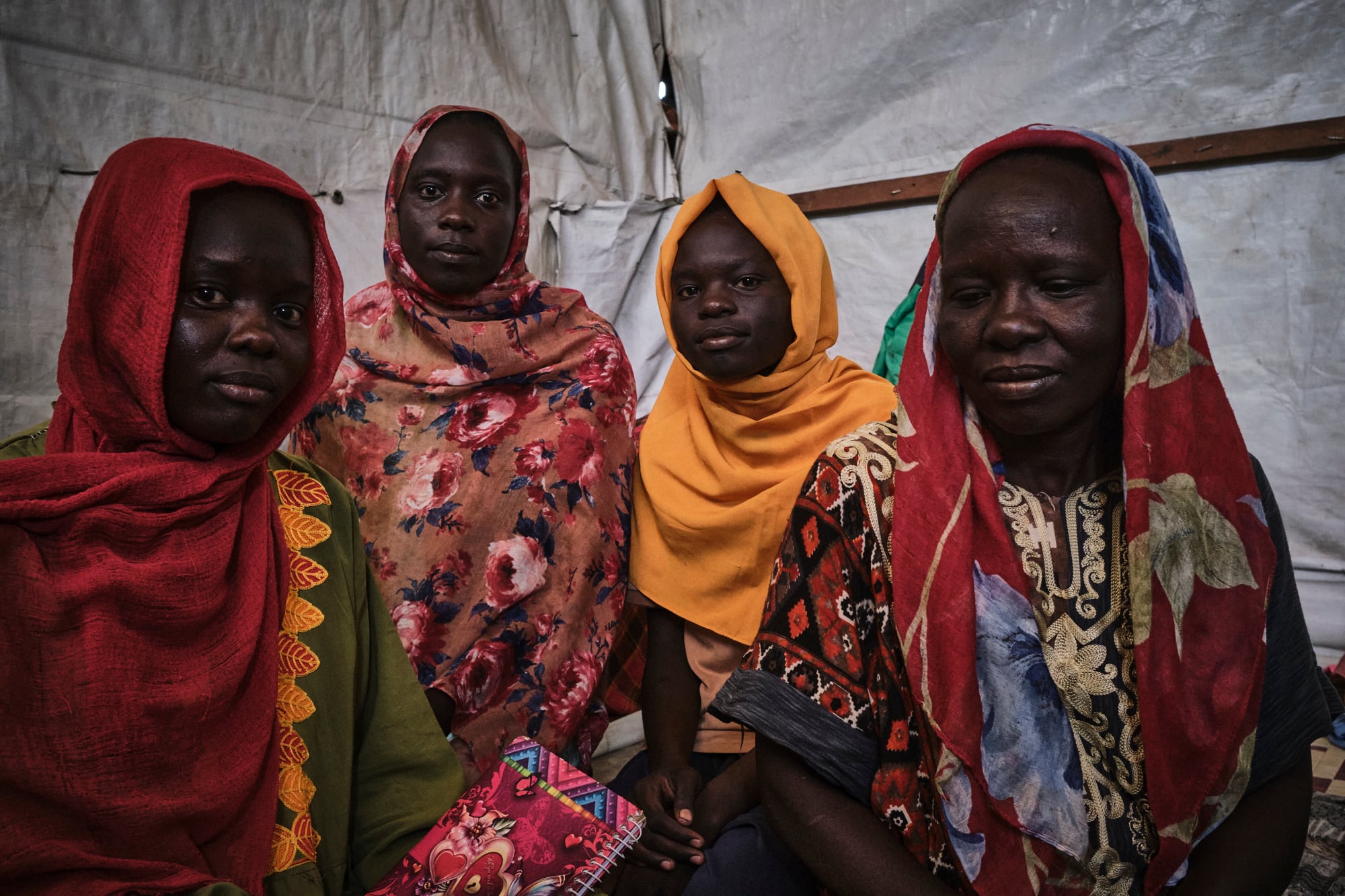 Nema Musa junto con sus hermanas Eman Musa (29 años) y Hanna Musa (17 años), ambas con intención de estudiar medicina. A la derecha, Zakiya Bahit (47 años) y el absente Mitias Musa, que se ha quedado en Jartum guardando la casa, el 14 de febrero de 2025.