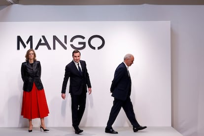 El presidente y consejero delegado de Mango, Toni Ruiz, en el centro, junto con la directora financiera, Margarita Salvans, y el director de expansión, Daniel López, este lunes en Palau Solità i Plegamans.