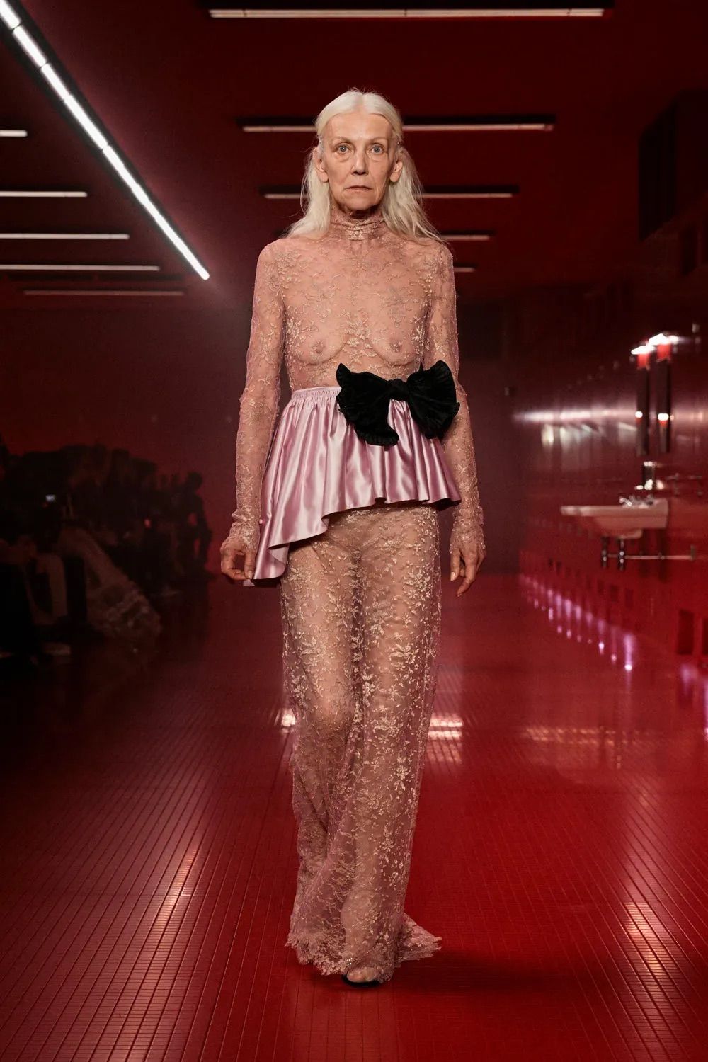 estilismo de Valentino temporada otoñoinvierno 20252026