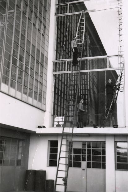 Limpieza de cristales de la entrada sur del edificio Bauhaus entre 1925 y 1930. 
