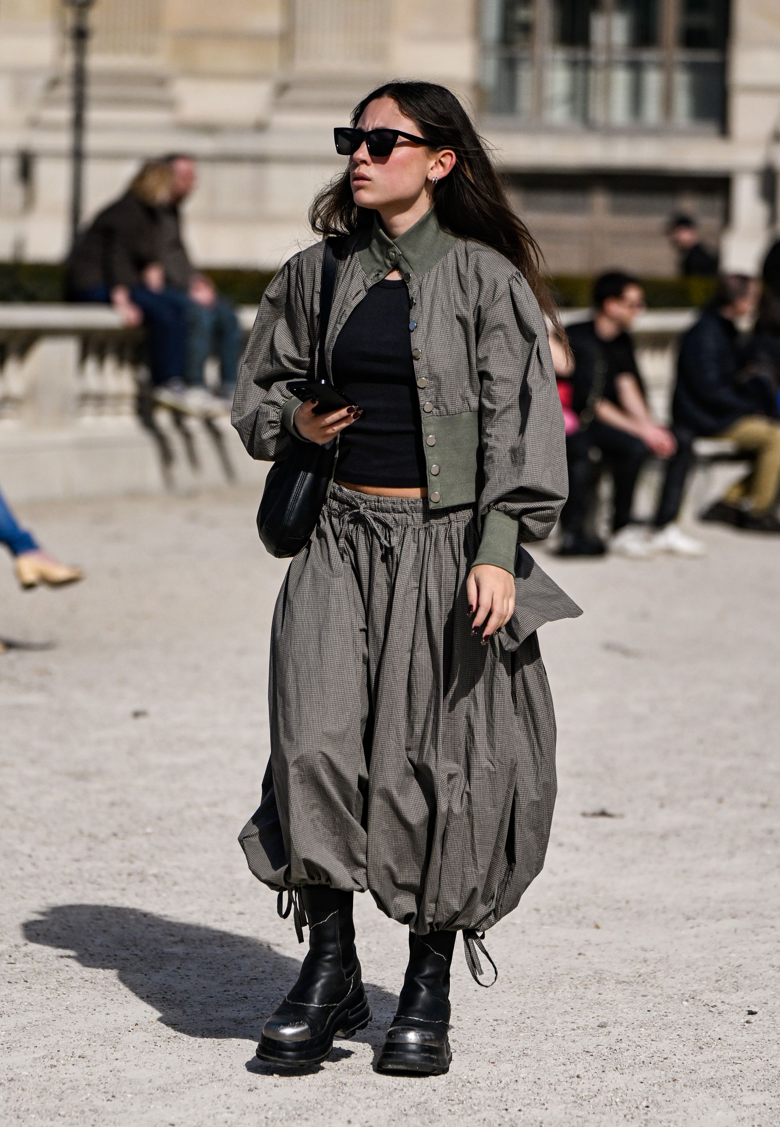 pantalones harem una tendencia de primavera verano 2025 vista en street style