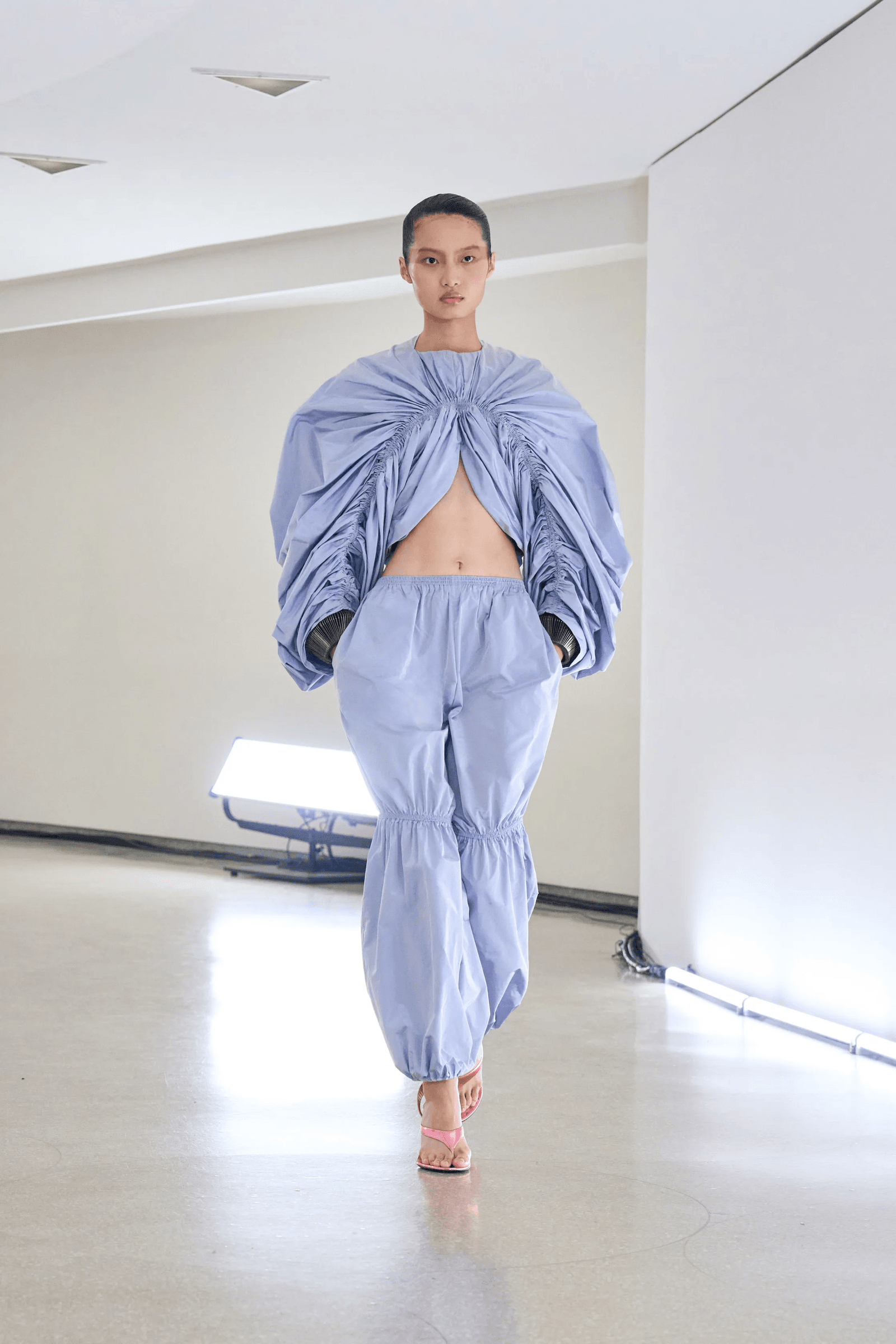 pantalones harem en Alaïa primaveraverano 2025.