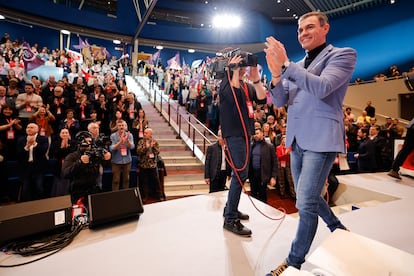 El presidente del Gobierno, Pedro Sánchez, a su llegada a la clausura del XV Congreso del PSdeG, este domingo. 
