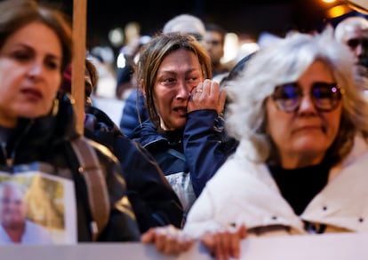 Una manifestante asiste emocionada durante la marcha por el centro de Valencia, el sábado.