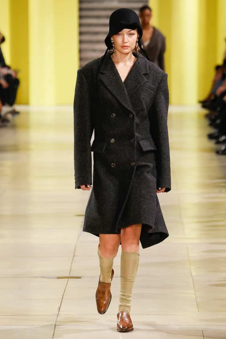 Sobre la revolucionaria mística de la feminidad del desfile de Miu Miu otoñoinvierno 20252026