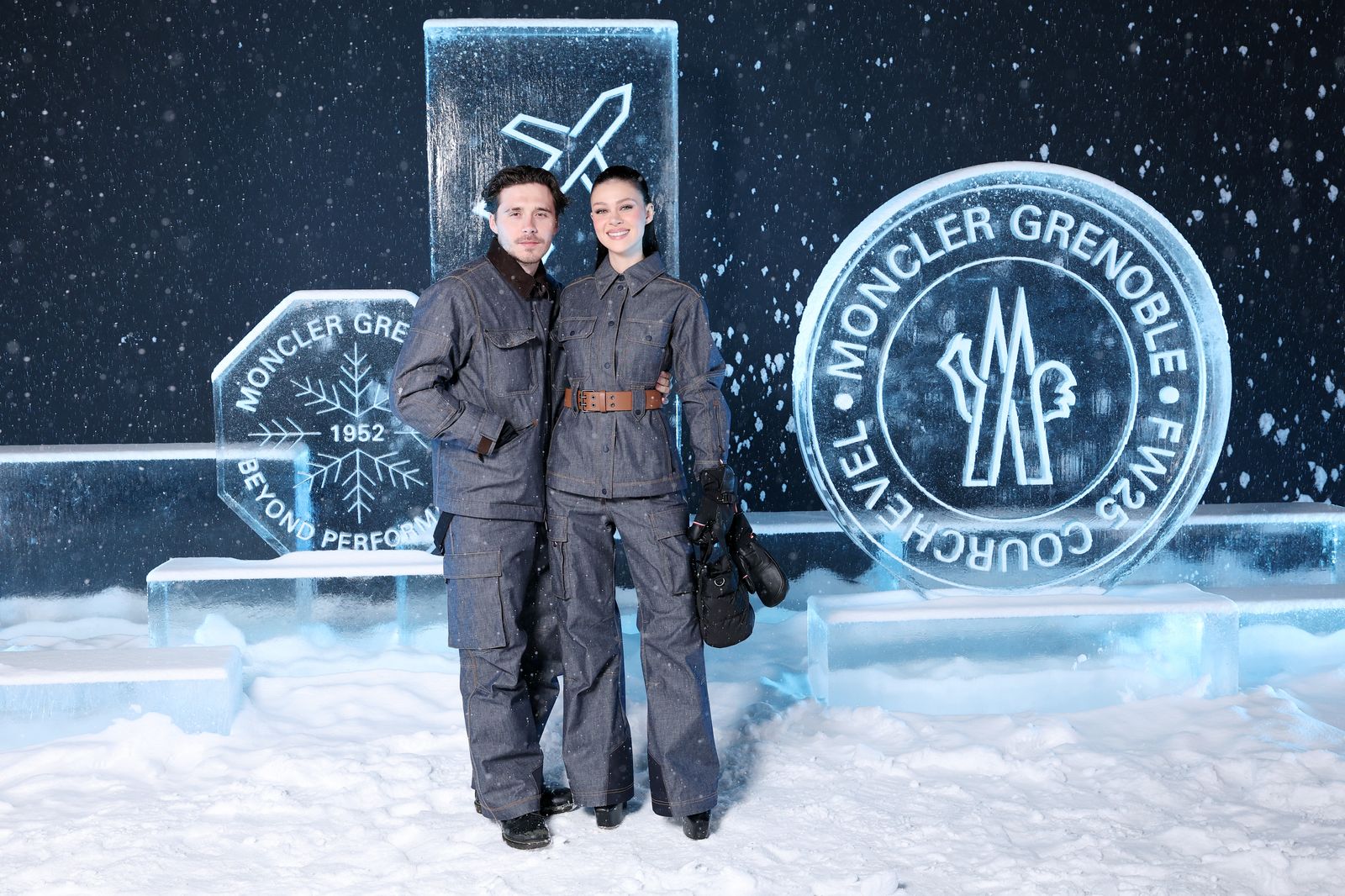 Nicola Peltz y Brooklyn Beckham en el desfile de Moncler Grenoble FallWinter 2025 tejido vaquero