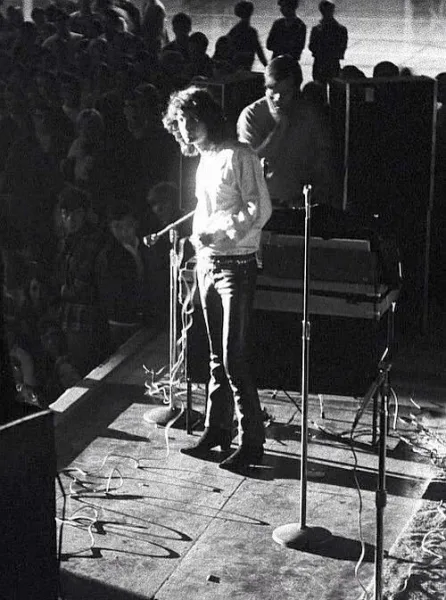 UN BORRACHO JIM PORRISON PROVOCÓ EL ESCÁNDALO DE LOS DOORS EN MICHIGAN