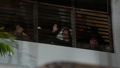 Miembros de la oposición agradecen desde la embajada argentina a simpatizantes que protestan contra los resultados oficiales de las elecciones un día después de la votación en Caracas, el 29 de julio de 2024. 
