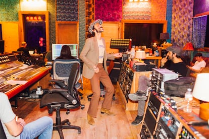 Leiva baila rodeado de los suyos: su hermano Juancho, los músicos César Pop y Mateo Sujatovich y el productor Jerry Ordoñez, en un estudio de Sonic Ranch.