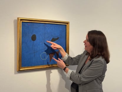 La jefe de Conservación y Restauración de la Fundación Miró, Elisabet Serrat, explica el descubrimiento del retrato bajo la obra.