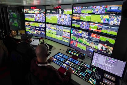 Trabajadores contralan los monitores dentro de la unidad móvil de Mediapro antes del comienzo del partido del Atlético de Madrid contra el Athletic Club de Bilbao en Estadio Metropolitano en Madrid, el sábado pasado.