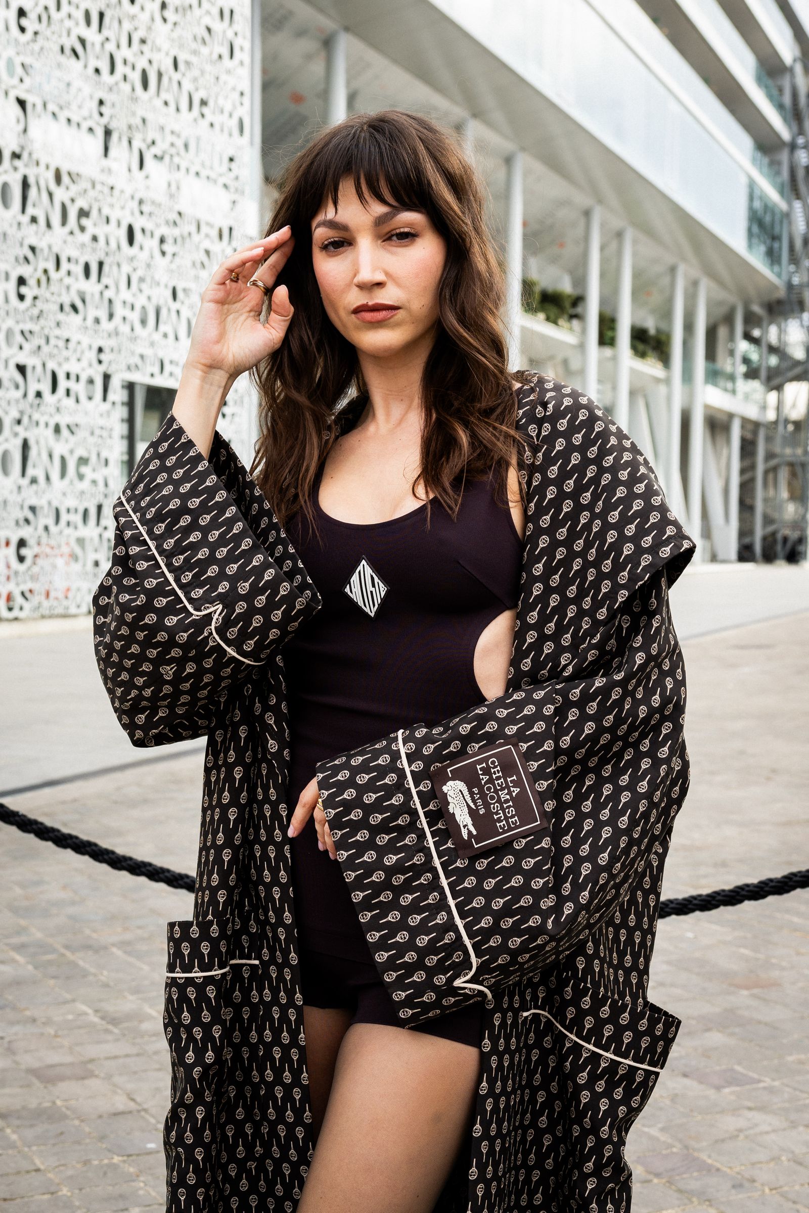 Úrsula Corberó con un look de Lacoste compuesto por una gabardina y un mono con cut outs