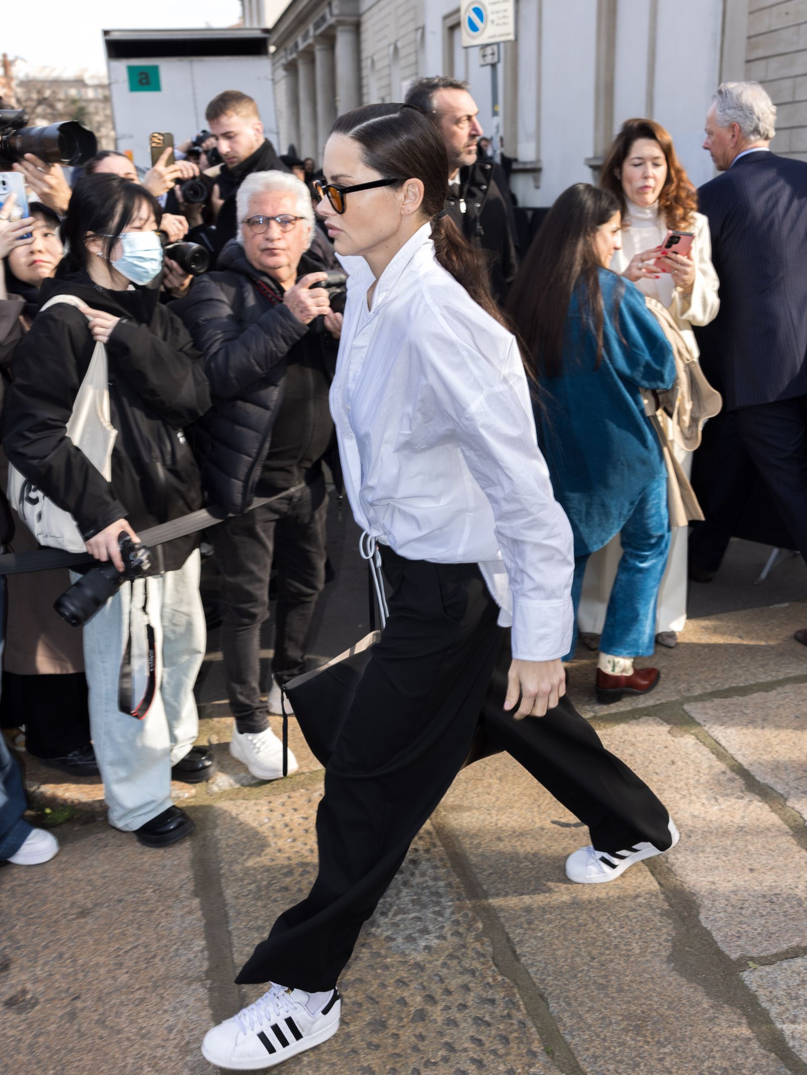 Adriana Lima con zapatillas Adidas superstar en 2025