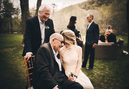 La pareja, el día de su boda, en mayo de 2018, junto al padre de Gere, Homer. 