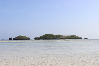 A la derecha, la 'isola dell’amore', una de las visitas turísticas que ofrecen los 'beach boys' en la playa de Watamu, el 25 de diciembre de 2024.