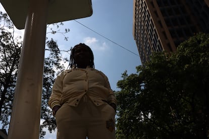 Mary entre los altos edificios del centro de Nairobi, el 28 de diciembre de 2024.
