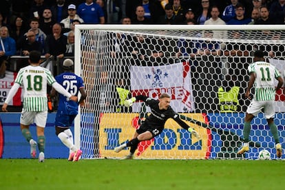 El jugador del Betis, Abde Ezzalzouli, marca ante el Chelsea.