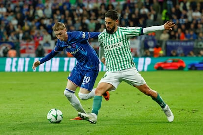 El centrocampista del Betis, Isco, disputa el balón ante el centrocampista del Chelsea, Cole Palmer, durante el encuentro correspondiente a la final de la Liga de Conferencia que disputan hoy miércoles Chelsea y Betis en el Tarczynski Arena de Breslávia.