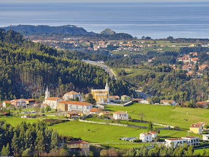 Vista panorámica de Somao desde Monteagudo, con un área recreativa próxima.