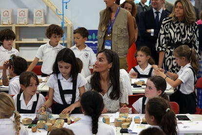 La reina Letizia entre los niños del colegio privado FEM. 