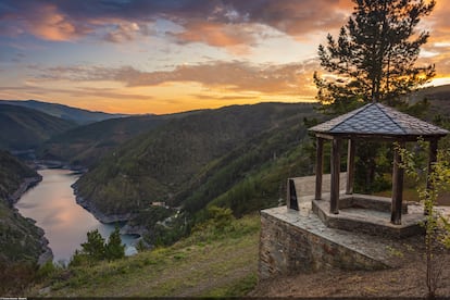 Desde  A Paciega se avista el río Navia, encajonado entre sierras.
