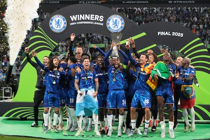 Los jugadores del Chelsea con el trofeo de la UEFA Conference League.