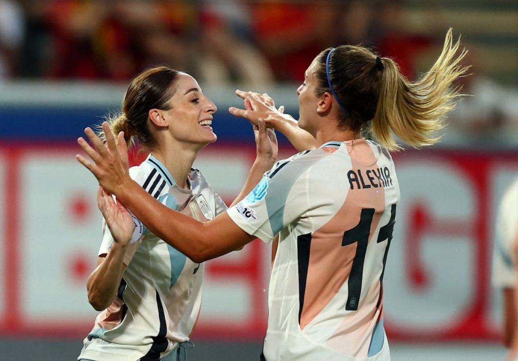Esther González (izquierda) y Alexia Putellas celebran el segundo gol de la delantera ante Bélgica este viernes en Lovaina.